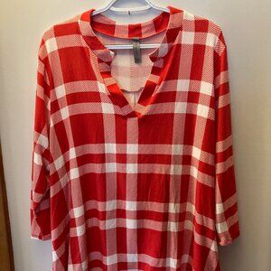 NWOT HoneyMe Curvy Size XXL Red/White Design 3/4 Sleeve, Hi-Lo Fit